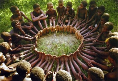 Imagem de crianças de uma tribo africana sentadas em círculo